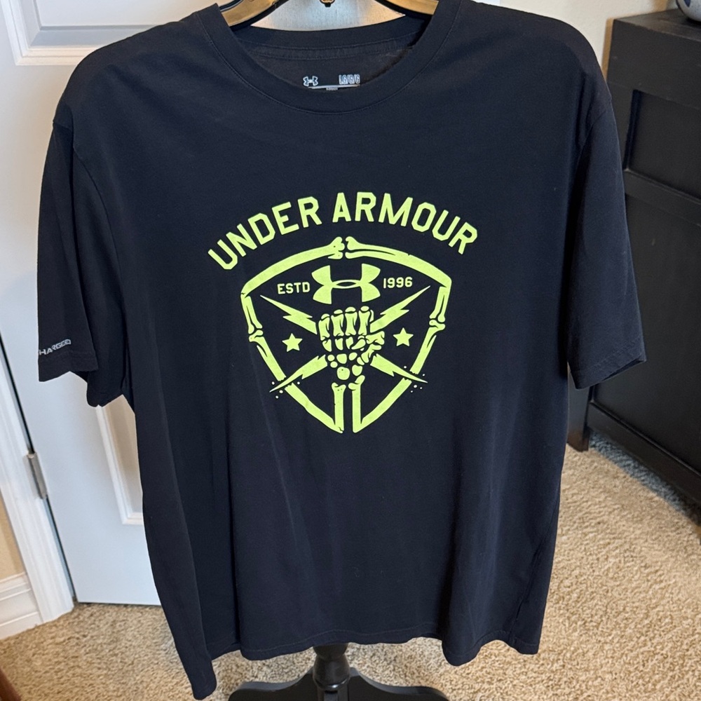Loose Heat Gear Under Armour Men's Black Tee with Neon Yellow Graphic